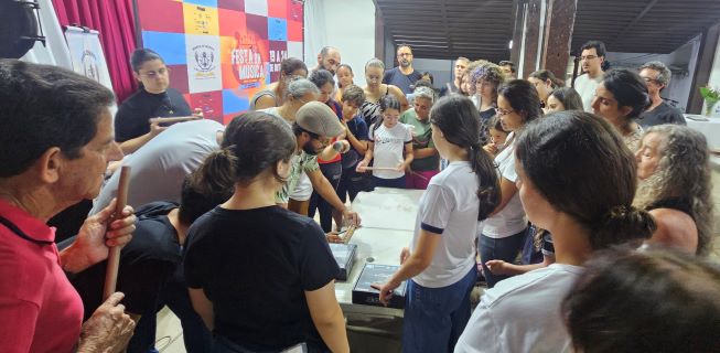 api-modulos/fotos/img/galeria_cat_culturais_496/496/13955/2ª EDIÇÃO FESTA DA MÚSICA - OFICINA DE CONSTRUÇÃO DE PÍFANOS, MINISTRADA PELO MÚSICO DÉ SIQUEIRA, 21.10.2026 (15).jpg